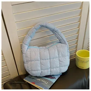 Sac à main matelassé bleu clair femme style minimaliste sac d'épaule tendance accessoire mode.