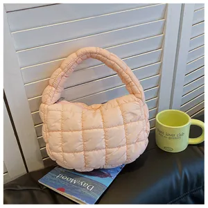 Sac à main matelassé rose, petit cabas tendance pour femme, accessoire d'hiver confortable et chic.