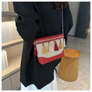 Vue détaillée de sac bandoulière à franges style ethnique, sac femme en toile.