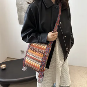 Sac à bandoulière rétro style ethnique pour femme avec large sangle et franges vue principale.