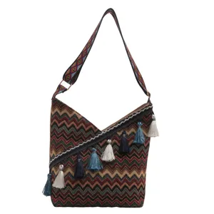 Boheemse etnische stijl canvas schoudertas met geometrisch patroon en kwastjes.