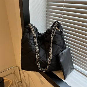 Schwarze gesteppte Kettentasche fur Damen, stilvolle Schultertasche mit kleiner Tasche.