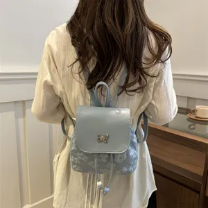 Chic petit sac à dos bleu pour femme avec papillon, sac seau élégant et tendance pour voyage.