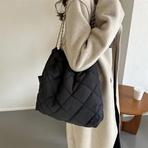 Schwarze gesteppte Kettentasche, große Kapazität modische Shopper Tasche für den Winter.