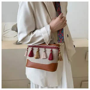 Sac à bandoulière en toile style ethnique bohème avec glands colorés pour femmes.
