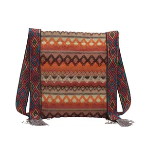 Sac à bandoulière tissé de style ethnique vintage avec large sangle et franges pour femmes.