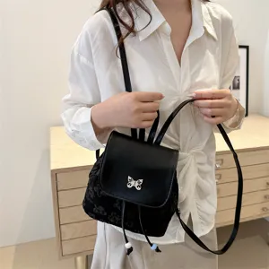 Petit sac à dos noir pour femme élégant avec décor papillon et cordon de serrage quotidien.