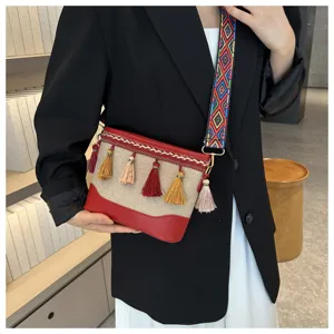 Sac à bandoulière style ethnique pour femmes avec sangle tissée colorée et glands.