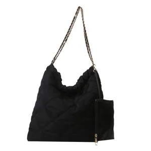 Große schwarze gesteppte Ketten-Hobo-Tasche mit kleine Tasche für Damen Winter Stil.