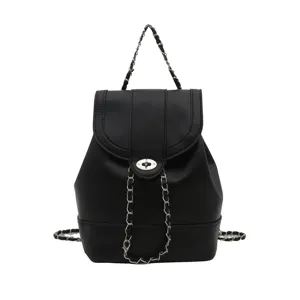 Sac à dos en cuir noir avec bandoulière en chaîne métallique et fermoir mode sac décontracté