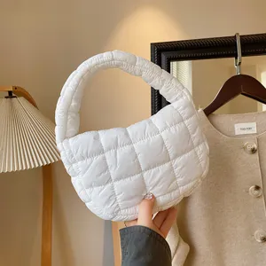 Sac à main matelassé blanc minimaliste pour femmes, sac tendance doux et chic automne hiver.