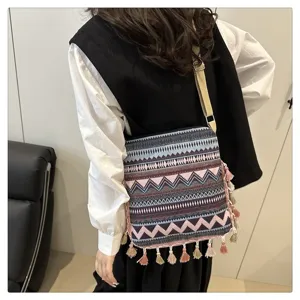 Sac bandoulière en toile style ethnique avec motifs géométriques et glands pour femmes.