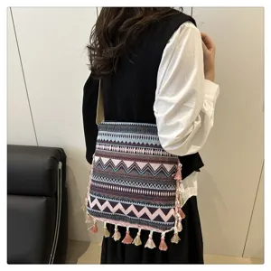 Sac à bandoulière ethnique à motifs géométriques et franges, sac fourre-tout tendance.