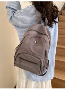 Vue détaillée du sac à dos décontracté avec poches zippées et des bretelles solides.