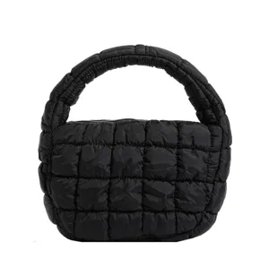 Sac à main matelassé noir pour femme, sac cabas cloud élégant et décontracté avec poignée.
