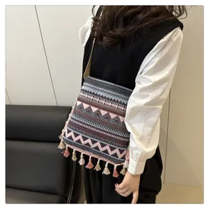 Vue détaillée du sac bandoulière à franges de style ethnique avec des motifs géométriques.