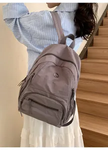 Vue de détail du sac à dos gris mauve décontracté avec poches multiples, quotidien.