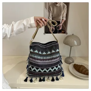 Sac a bandouliere ethnique tisse pour femmes, joli sac croise en maille avec pompons et motif.