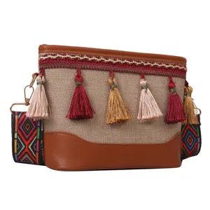 Sac bandoulière de style ethnique avec pampilles et sangle en toile colorée pour femmes.