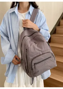 Sac à dos en nylon décontracté pour les déplacements quotidiens et les voyages légers.