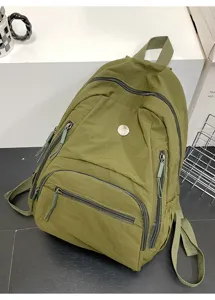 Sac à dos vert décontracté avec plusieurs poches zippées pour les voyages et les trajets.