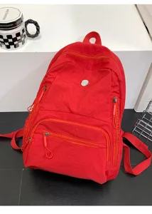 Detail de sac à dos de loisir rouge, design multi-poches, sac de voyage quotidien léger.