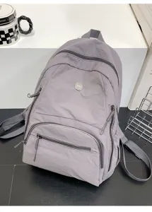 Vue détaillée du sac à dos gris décontracté, idéal pour les déplacements et les voyages.