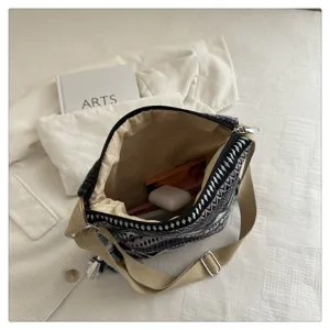 Sac bandoulière ethnique vintage pour femme, sac porté épaule rétro avec frange.