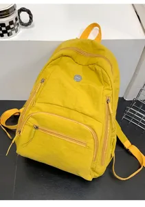 Vue rapprochée détaillée du sac à dos jaune vif, mettant en valeur de multiples poches.