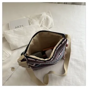 Vue détaillée du sac bandoulière en toile ethnique pour femme avec motif rétro et fermeture éclair.