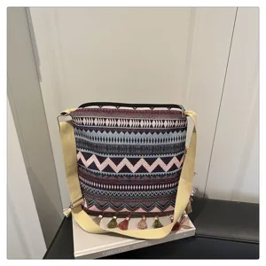 Sac bandoulière tissé style ethnique pour femmes, sac rétro géométrique avec des pompons.