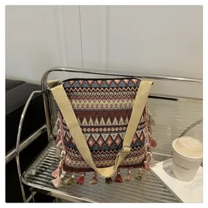 Sac à bandoulière tissé ethnique avec large sangle et franges, sac rétro élégant pour femmes.