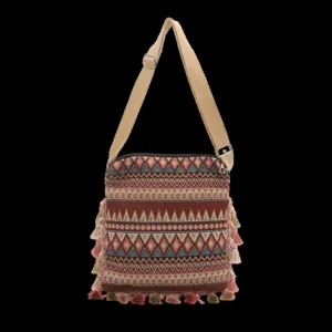 Vue détaillée du sac bandoulière tissé géométrique de style ethnique avec glands et sangle.