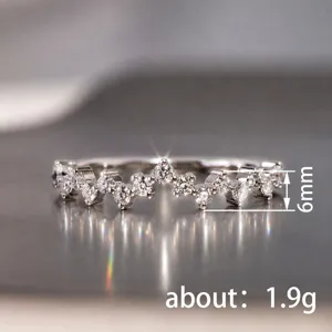 Anillo fino apilable de circonita brillante con pequeño diamante de onda plateada.