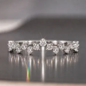 Exquisito anillo de onda plateado con diamantes, sortija apilable de circonita brillante.