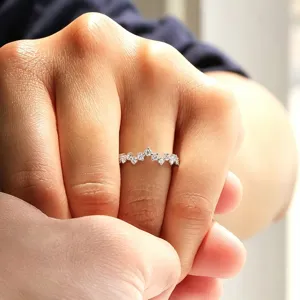 Elegante anillo ondulado con circonita brillante, anillo fino apilable para mujer.