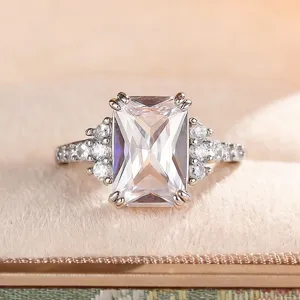 Detalle de primer plano de anillo de cristal de lujo con talla esmeralda y piedras brillantes