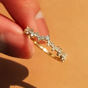 Anillo fino delicado de oro con ondas, anillo apilable brillante de circonita cúbica para mujeres.