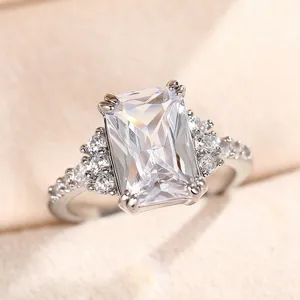 Primer plano detallado del brillante anillo de circonita en talla esmeralda y piedras.