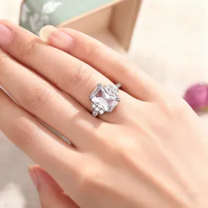 Primer plano detalle del anillo de mujer de cristal cuadrado geométrico, engaste fino.