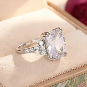 Primer plano detallado de anillo de circonita cúbica con talla radiante y piedras laterales.