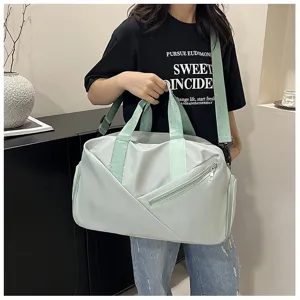 Vue détaillée du grand sac de voyage vert clair avec sa poche zippée fonctionnelle.