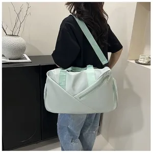 Vue détaillée du grand sac de voyage vert clair avec bandoulière et poche zippée pratique.