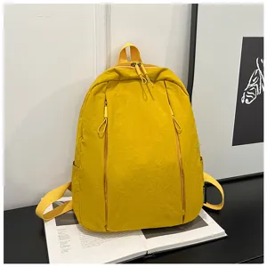 Vue de détail rapprochée du sac à dos jaune vif avec ses poches zippées pratiques.