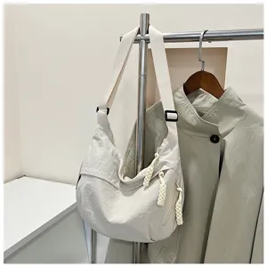Vue détaillée du sac bandoulière décontracté en nylon avec curseurs tressés et sangle.