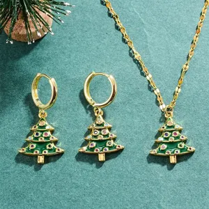 Primer plano detallado del conjunto de joyas de árbol de navidad con pendientes y collar.