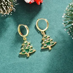 Primer plano detallado de pendientes colgantes de árbol de navidad con circonitas y acabado.