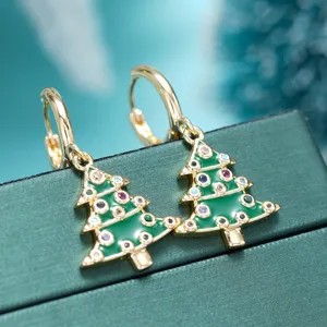 Primer plano detallado de pendientes árbol de navidad esmalte verde chapado en oro circonita.