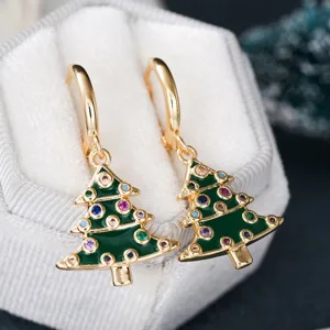 Primer plano detallado de pendientes de árbol de navidad dorados con circonitas.