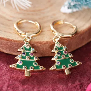 Encantadores pendientes de árbol de navidad con pedrería colorida para las fiestas.